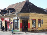 Trg Stjepana Radića 1 Kuća je građena 1872. godine izrazitih stilskih oblika historicizma i neoklasicizma  Kuća je građena 1872. godine izrazitih stilskih oblika historicizma i neoklasicizma. Ovdje su živjele obitelji Manc, Zemina i Bešlić. Tijekom prve polovice 20. stoljeća u kući je bila gostionica Kocijan, a u drugoj polovici 20. stoljeća prva petrinjska bižuterija koju je vodio Damir Bešlić.